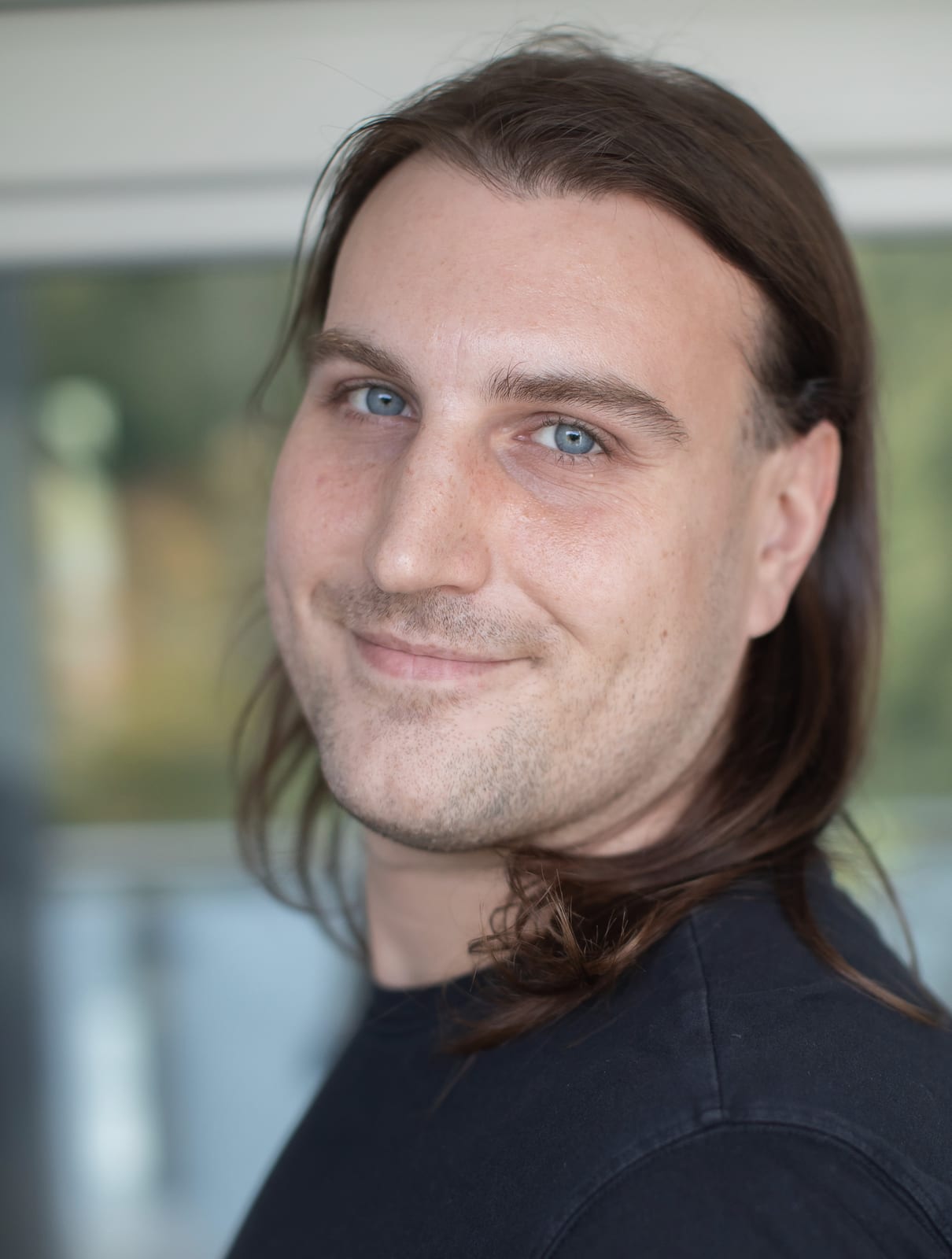 Alexander Seidler, Gründer von twentyonepixels, lächelnd im Porträt